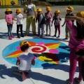 Gianluca Salamone e i bambini disegnano nella piazza della Città dei&nbsp;Ragazzi