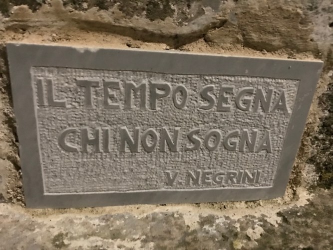 La frase scolpita nel Vicolo della Poesia